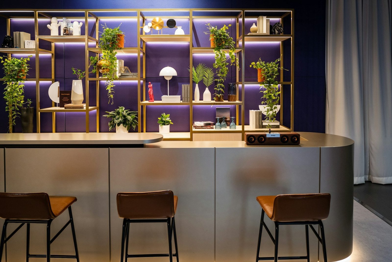 Gastronomie-Innenarchitektur Wien: Restaurant mit Sitzbänken und Theke, Konzept KAR interiors