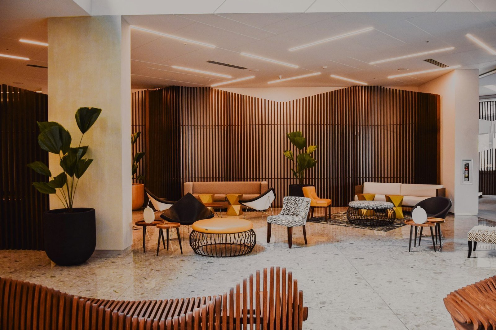 Hotel Innenarchitektur Wien: Boutique-Hotelzimmer mit Leseecke, Konzept KAR interiors